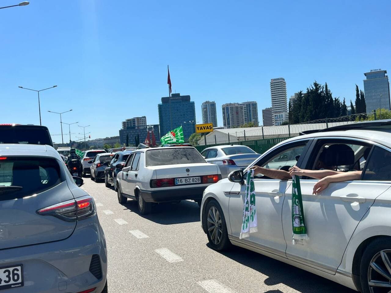 Bursaspor şampiyonluk kutlamasına giden taraftarların oluşturduğu trafik yoğunluğu, yeşil-beyaz atkılı araçlar.