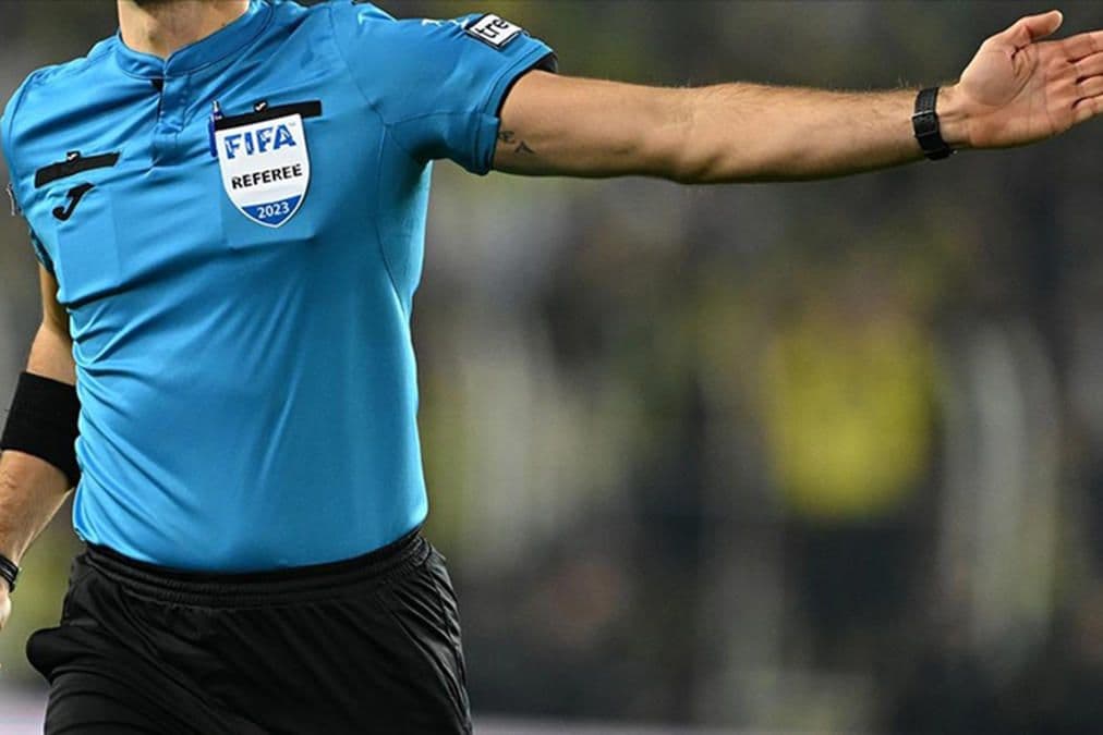 FIFA kokartlı bir futbol hakemi maç sırasında görülüyor.