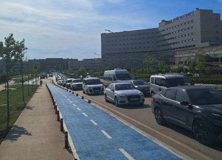 Bursa Şehir Hastanesi girişinde yoğun trafik ve araç kuyrukları.