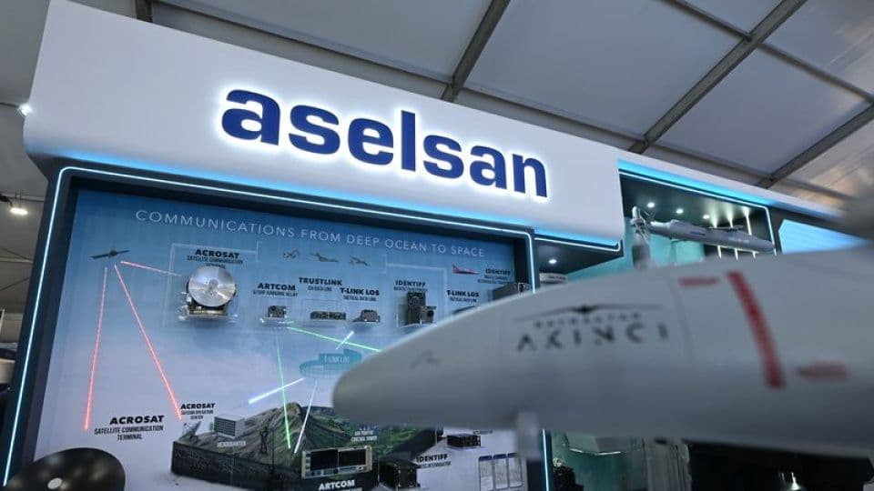 Aselsan logosu ve teknolojik ürünlerinin sergilendiği bir stant.