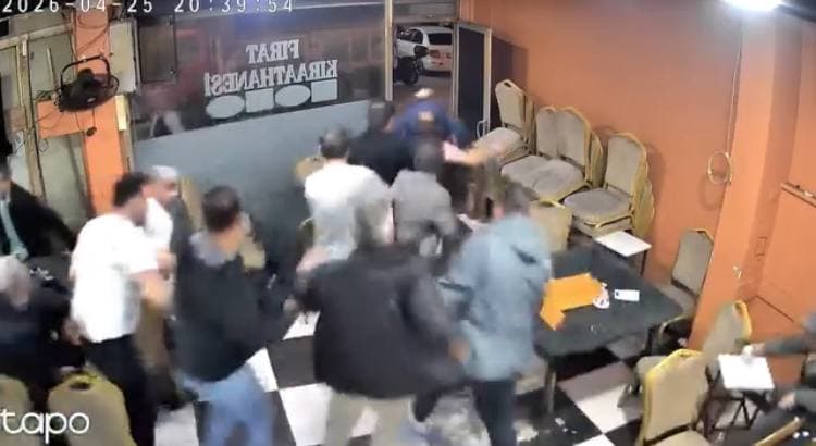 Bursa kahvehanede deprem paniği, yüksek sesle titreyen camlar, güvenlik kamerası görüntüsü.