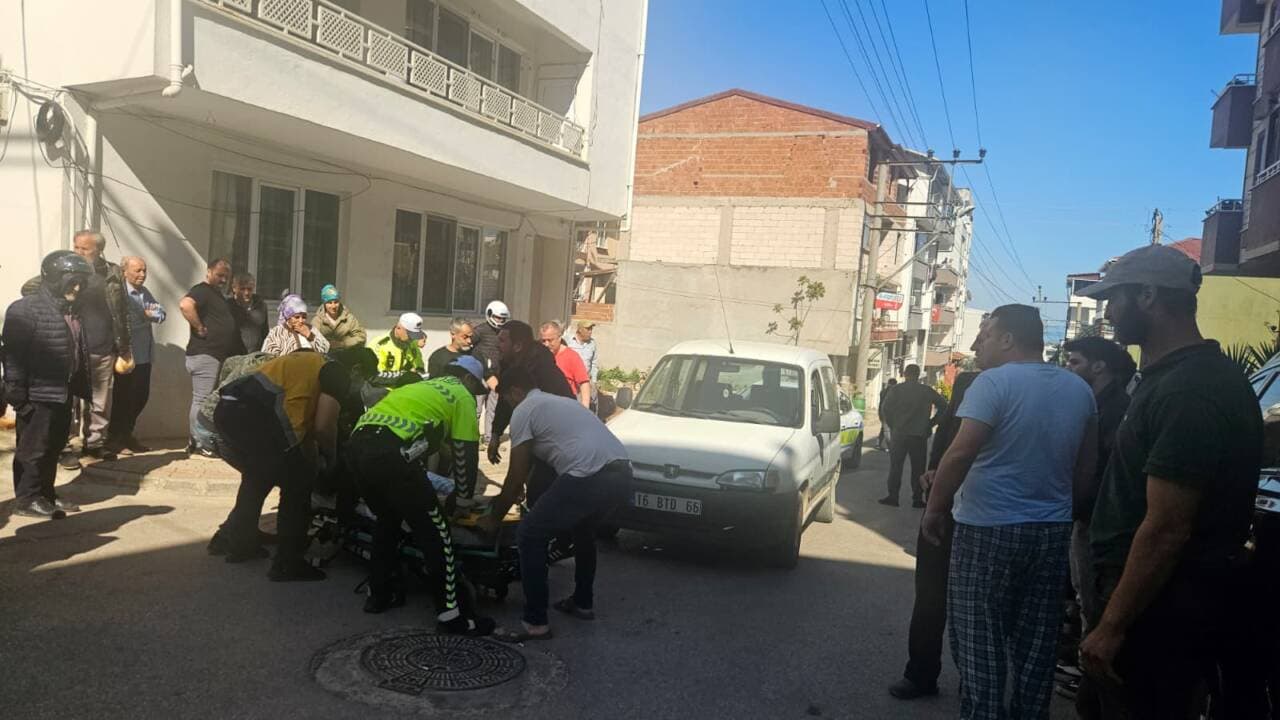 Bursa Orhangazi'de bir kadının hayatını kaybettiği trafik kazası sonrası olay yeri ve sağlık ekiplerinin müdahalesi.