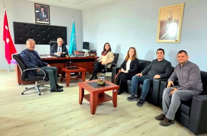 Bursa'da 'Yenilikçi Sınıf' projesi için bir araya gelen İl Milli Eğitim Müdürlüğü ve Uludağ Üniversitesi yetkilileri.