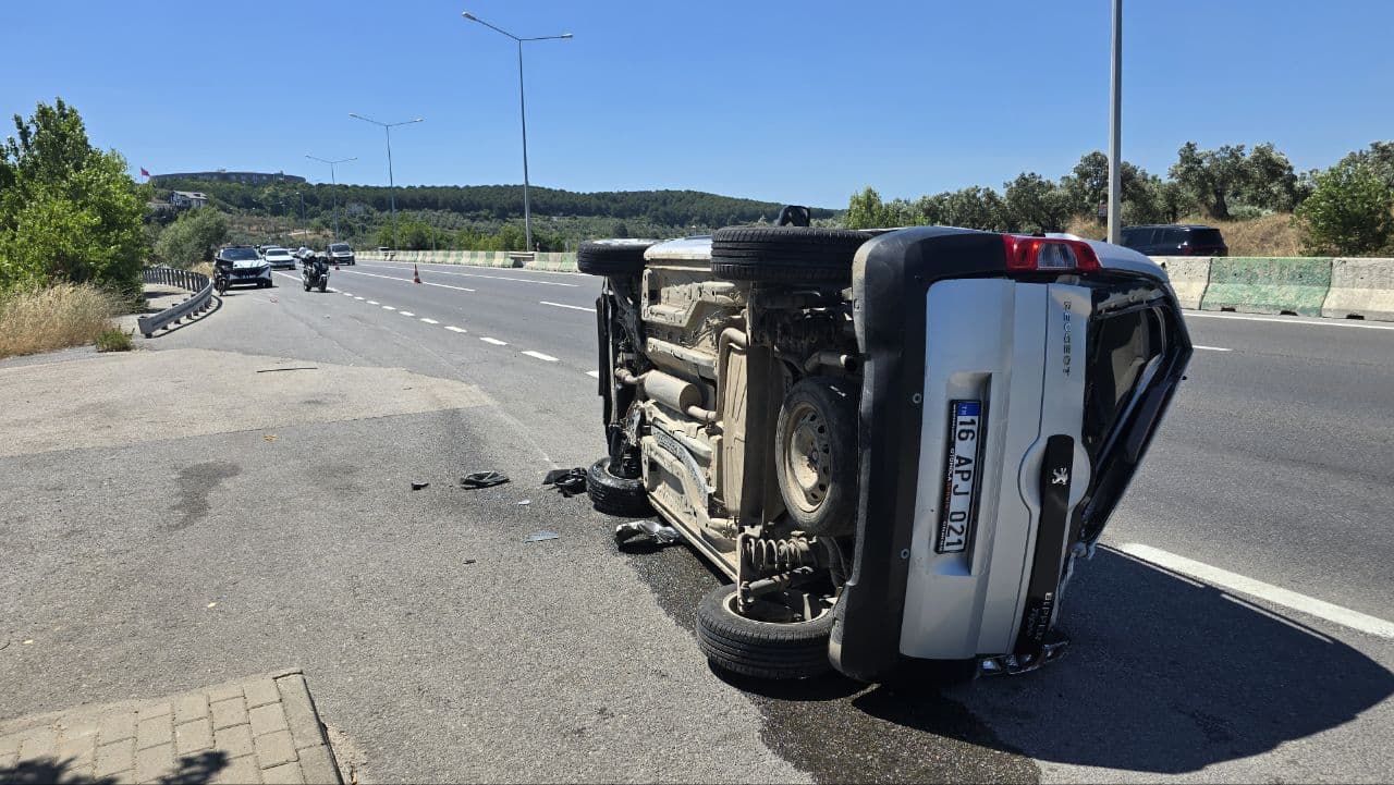 Bursa-Mudanya yolunda bariyerlere çarparak takla atmış otomobilin kaza sonrası görüntüsü.