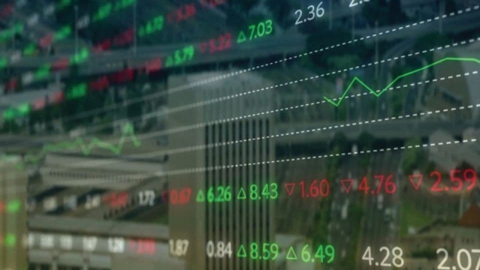 Teknoloji hisselerinin yükseliş ve düşüşünü gösteren finans grafikleri ve şehir manzarası.