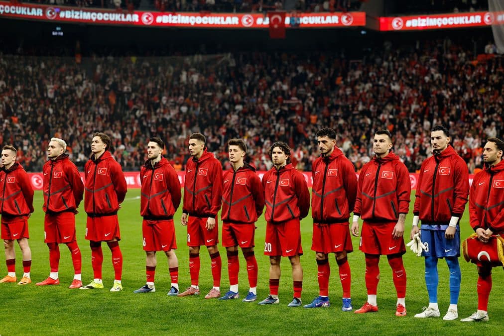 A Milli Futbol Takımı oyuncuları maç öncesi seremoni için sahada dizilmiş durumda.