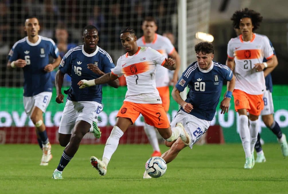 UEFA Uluslar Ligi maçında Yunanistan ve Hollanda milli takımları futbolcuları top mücadelesi veriyor.