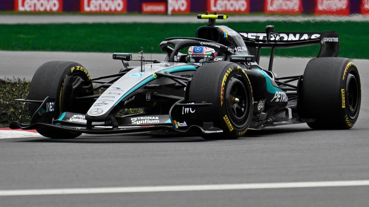 Kanada Grand Prix'sinde yarışan Mercedes Formula 1 aracı ve pilotu Kimi Antonelli.