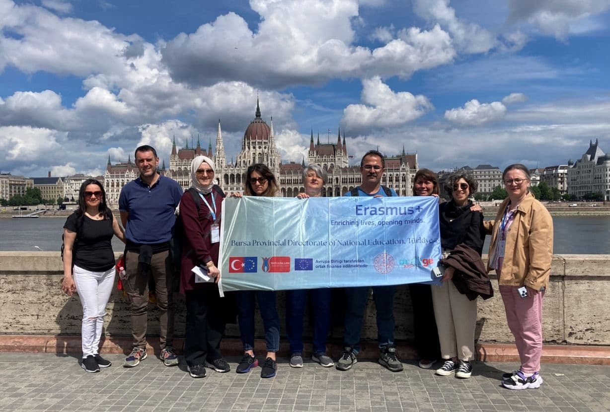 Bursalı eğitimciler Budapeşte'de yapay zeka eğitimi sonrası grup fotoğrafı çektirdi.