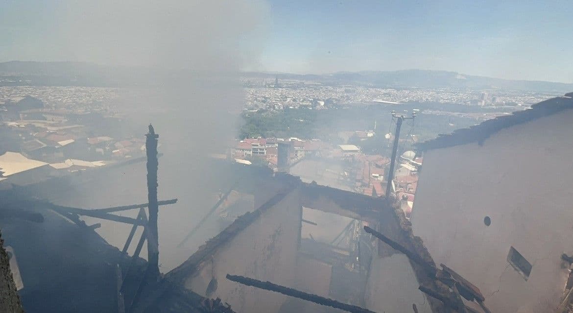 Bursa Merkez'de Yangın Paniği: İtfaiye Ekipleri Dar Sokaklarda Zorlandı