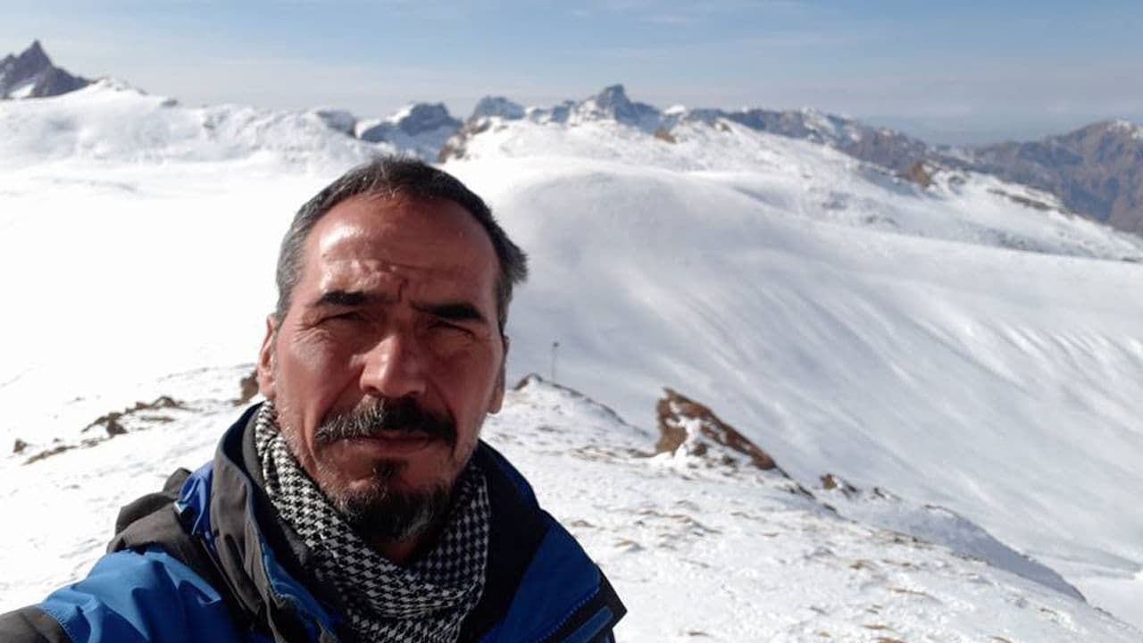 Hakkari'de kaybolan dağcı Yüksel Işık'ın karlı dağ zirvesinde çekilmiş fotoğrafı.