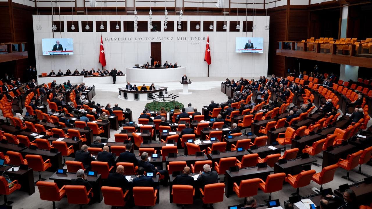 Türkiye Büyük Millet Meclisi Genel Kurulu'nda torba yasa görüşmeleri sırasında çekilmiş bir fotoğraf.