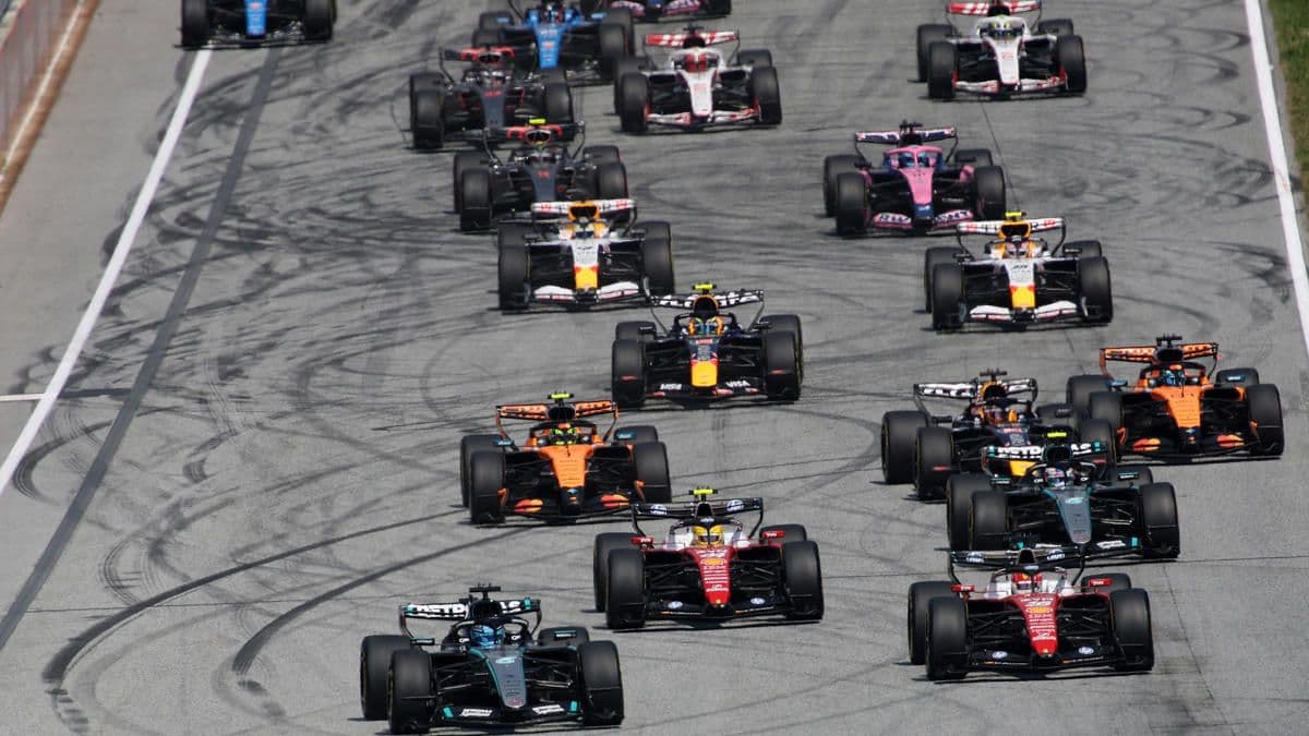 Formula 1 Avusturya Grand Prix'sinde yarış pistinde ilerleyen yarış arabaları.