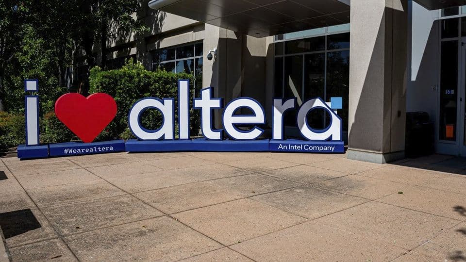 Altera şirketinin logosunu ve 'i ❤️ altera' yazısını gösteren tabela.