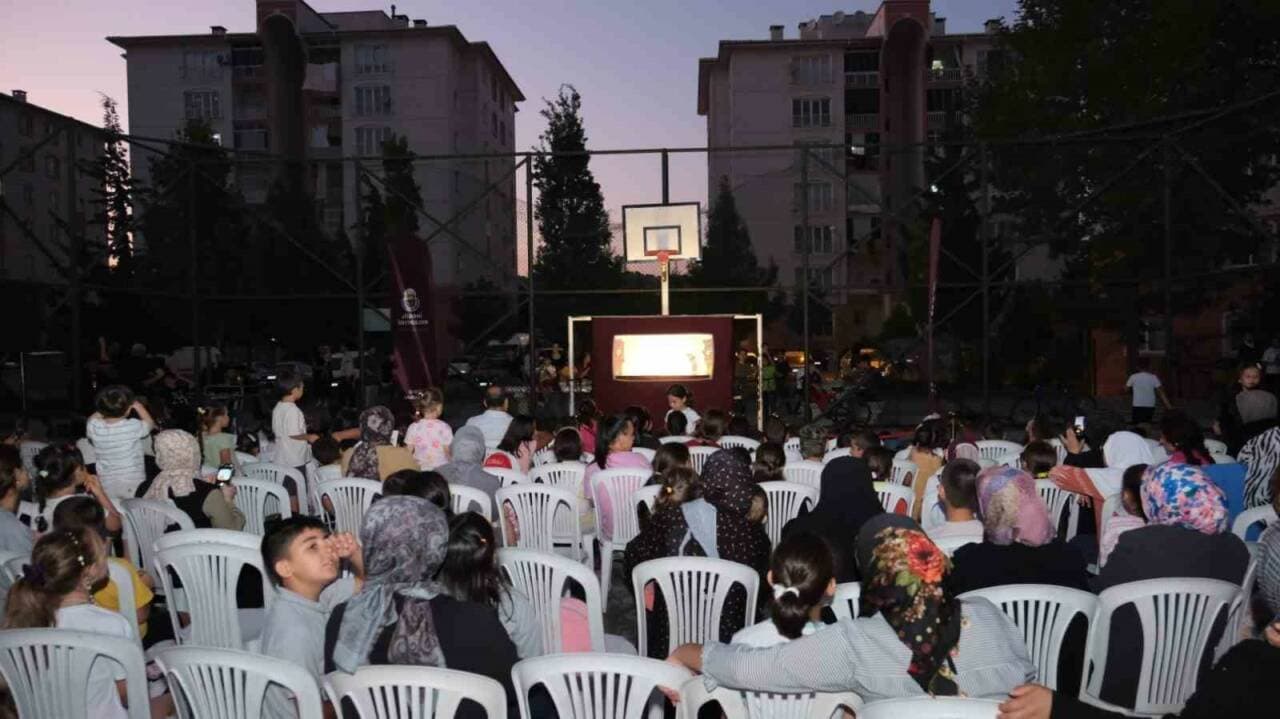 İnegöl'de Geleneksel Karagöz Oyunu 'Karagöz'ün Salıncağı' Sahnelendi