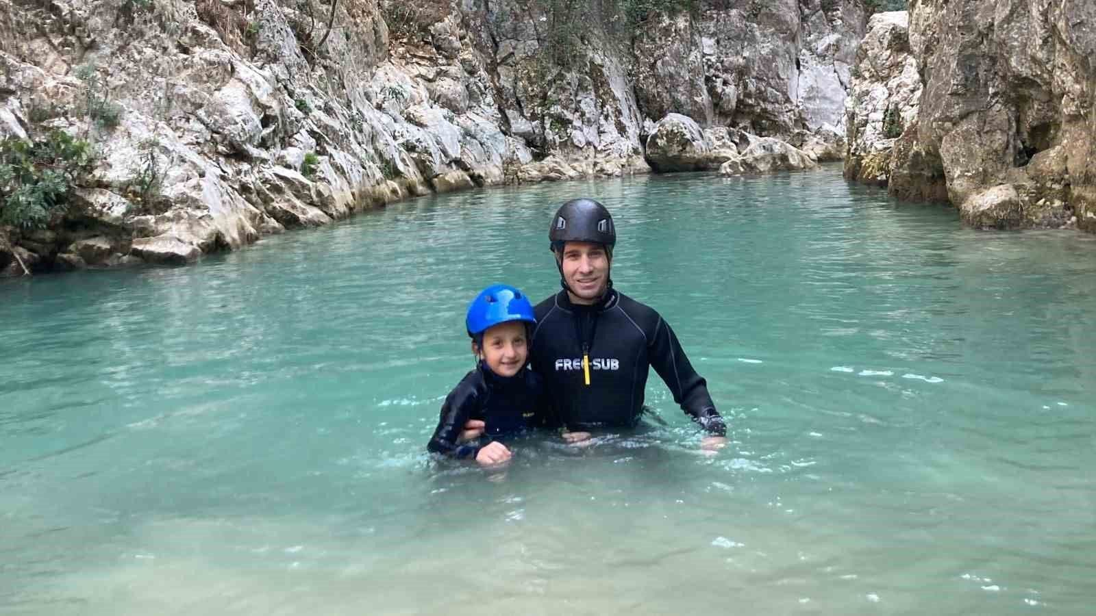 Bursalı 8 Yaşındaki Asya, Abadiye Kanyonu'nu Geçerek En Genç Kanyoncu Unvanını Aldı