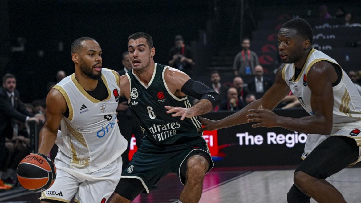 EuroLeague Süper Kupa yarı finalinde Real Madrid ve Dubai Basketbol oyuncuları maç sırasında.