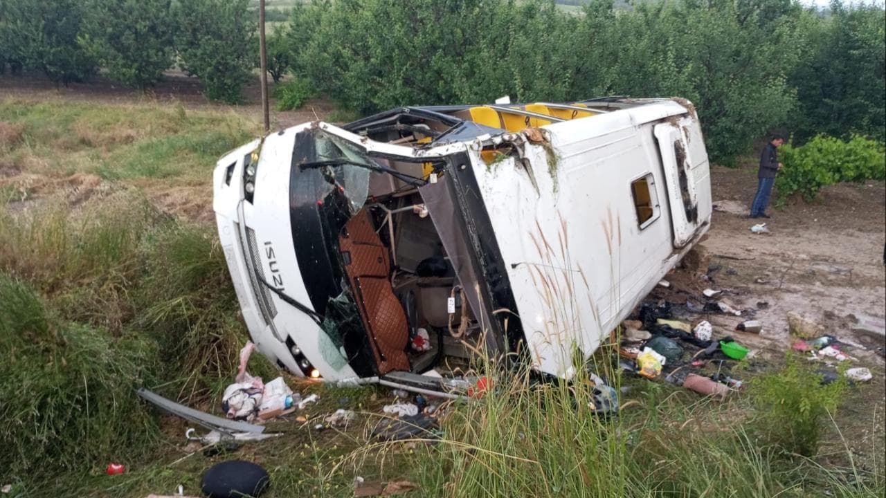 Isparta-Konya karayolunda devrilen tur otobüsü, kaza sonrası.