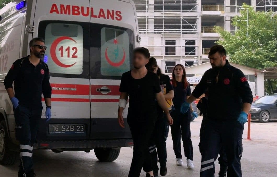 İnegöl'de meyve keserken yaralanan genç, ambulansla hastaneye sevk ediliyor.