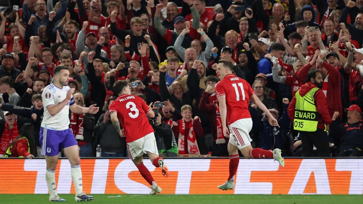 Nottingham Forest'lı futbolcular Chris Wood ve Neco Williams, Aston Villa maçında atılan gol sonrası sevinç yaşıyor.