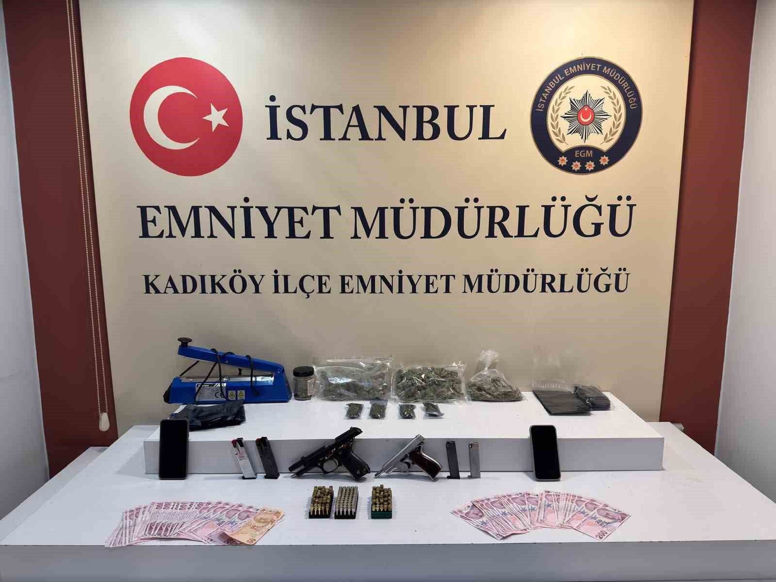 Kadıköy'de Polisten Kaçan Şüphelilerden Uyuşturucu ve Ruhsatsız Silah Çıktı: 2 Tutuklama