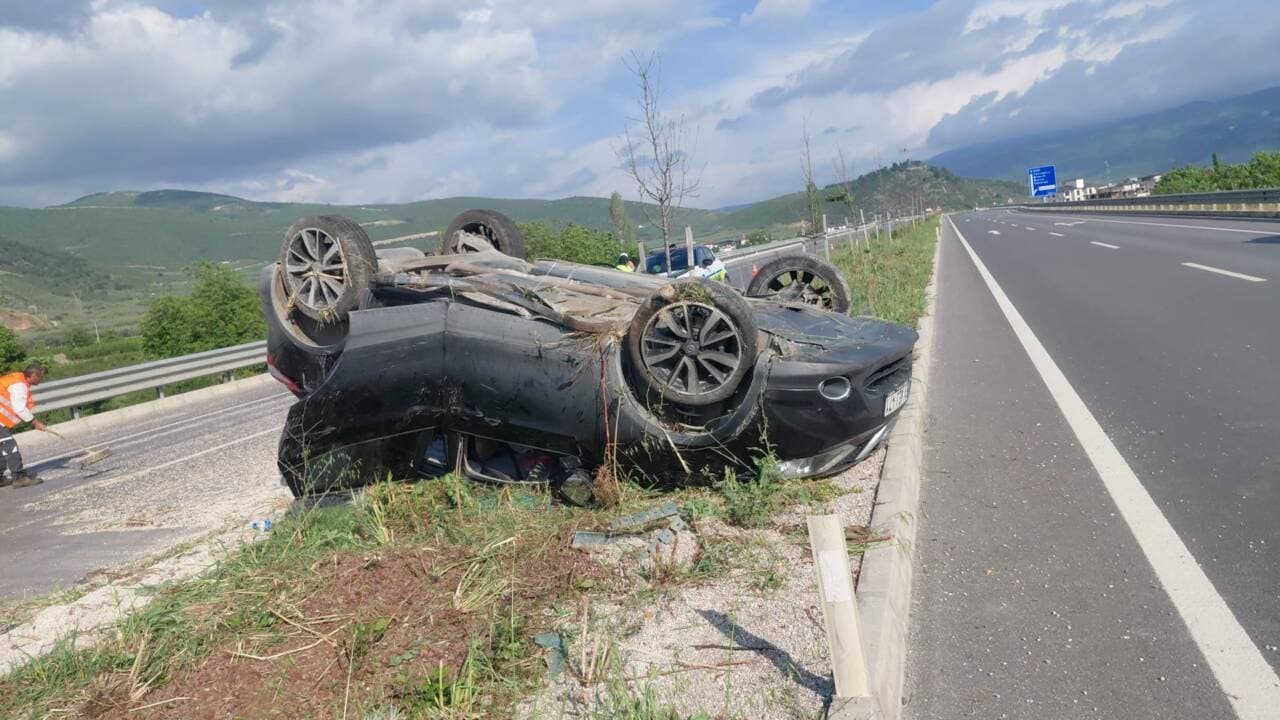 Bursa İznik çevre yolunda takla atmış otomobilin kaza sonrası görüntüsü.