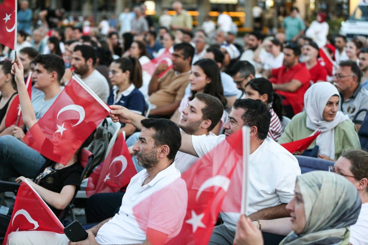 Bursa'da Milli Voleybol Heyecanı: Meydanlar Doldu, Destek Çığ Gibiydi