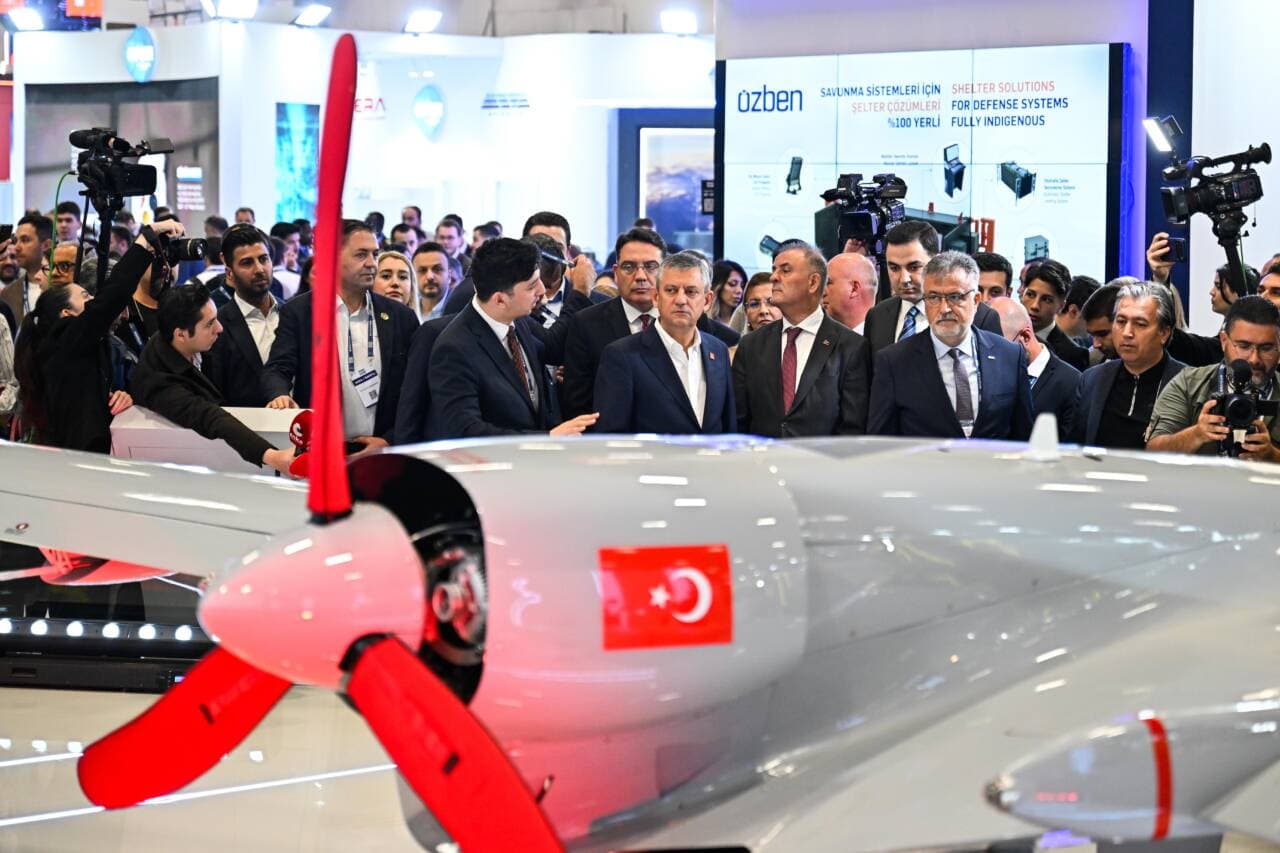 CHP Genel Başkanı Özgür Özel, SAHA 2026 Fuarı'nda Savunma Sanayii Projelerini Değerlendirdi