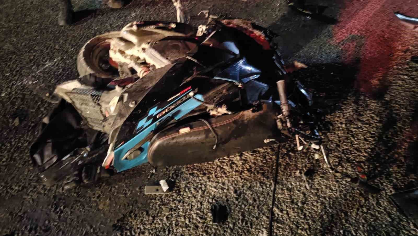 Bursa Yenişehir'de alkollü tır sürücüsünün neden olduğu kazada hurdaya dönen motosiklet.