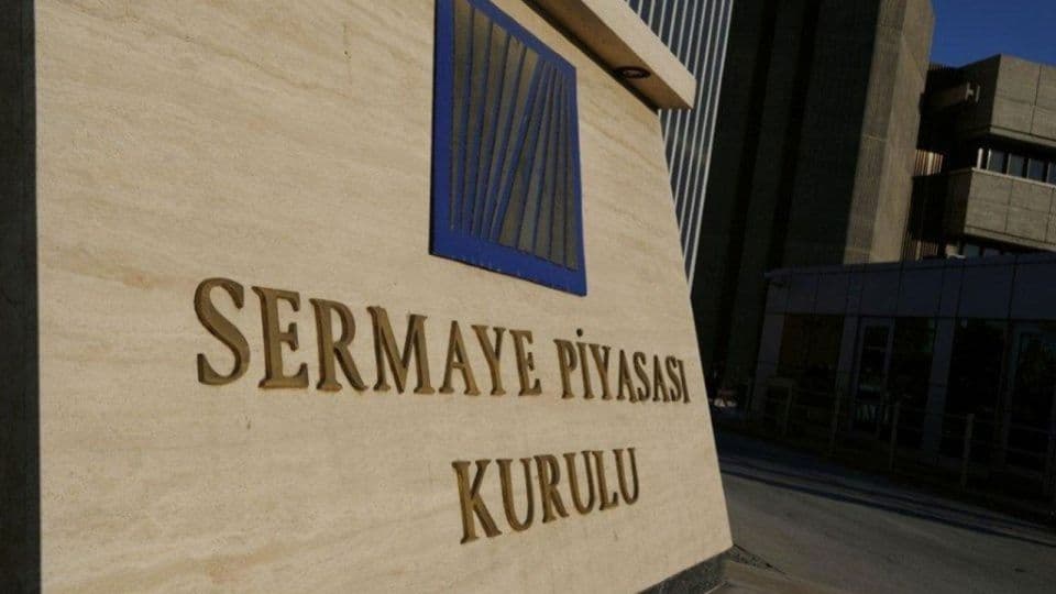 Sermaye Piyasası Kurulu (SPK) binasının tabelası ve logosu.