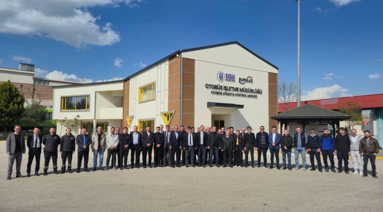 Bursa'da toplu taşıma otobüslerini yöneten OKKM binası önünde bir grup insan.