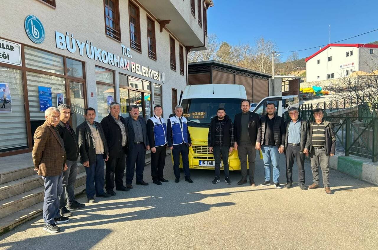 Büyükorhan Belediyesi önünde yeni ulaşım hattı için toplanan yetkililer ve minibüs.
