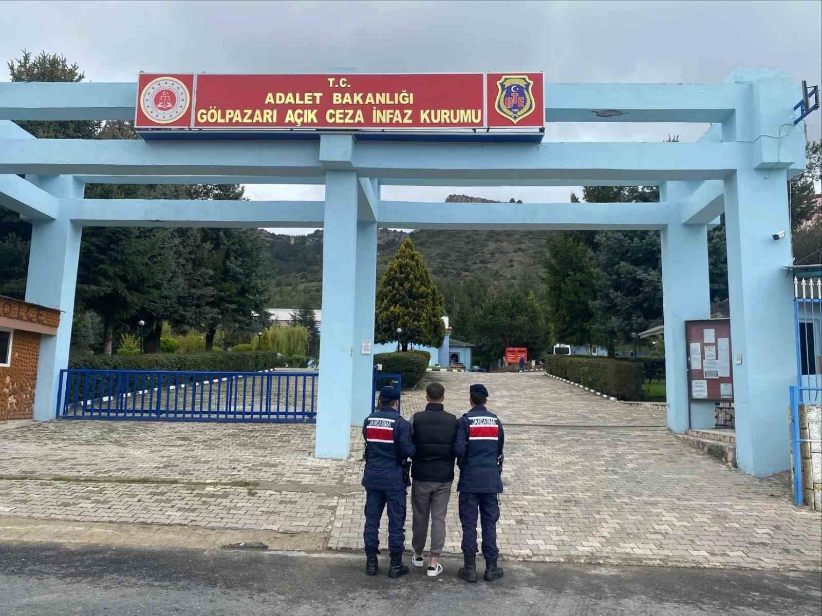 Jandarma ekipleri tarafından Gölpazarı Açık Ceza İnfaz Kurumu'na götürülen hırsızlık hükümlüsü.