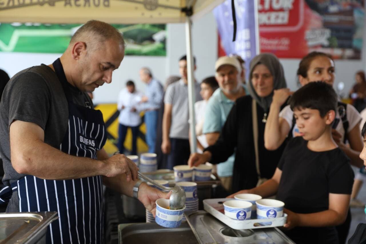 Bursa'da Aşure İkramları Gürsu'da Yoğun İlgi Gördü, Etkinlikler Şehrin Farklı Noktalarında Sürecek