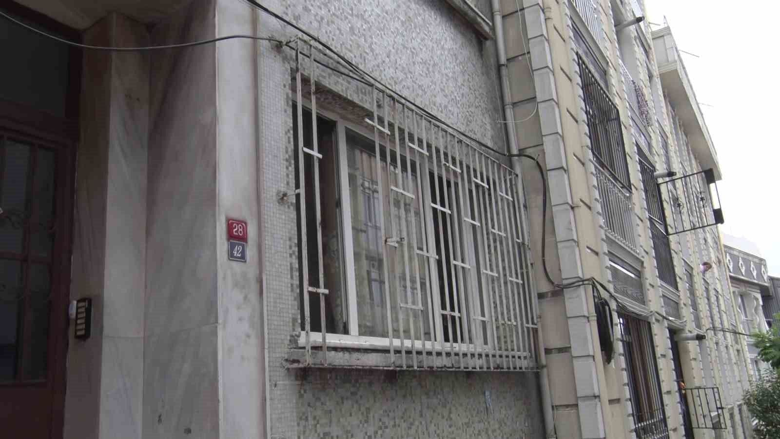 Beyoğlu'nda kötü koku ihbarı sonrası cansız bedenin bulunduğu apartman dairesinin dış cephesi.