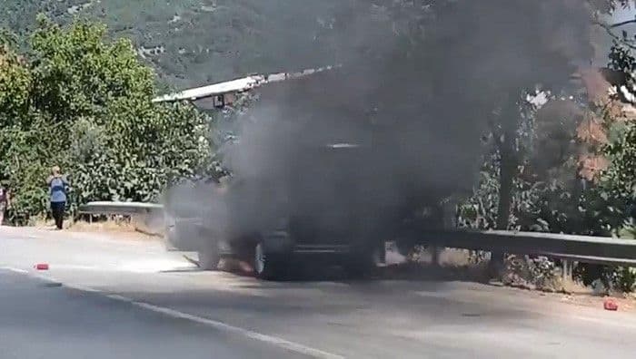 Bursa Gemlik yolu üzerinde yanan otomobil, yoğun dumanlar yükseliyor.