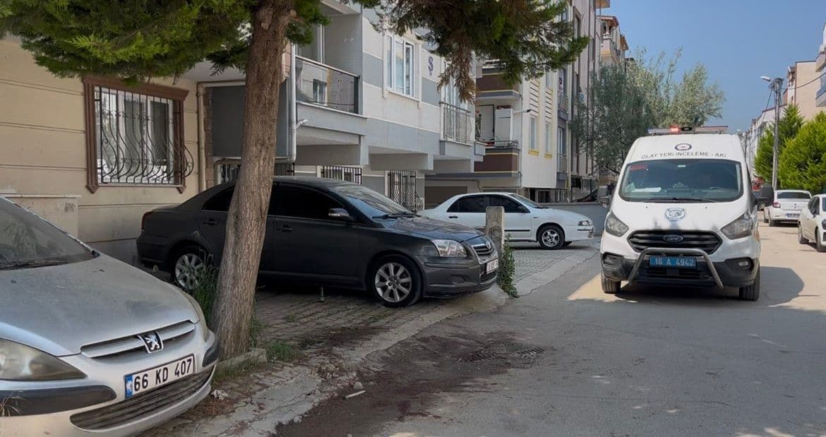 Bursa Osmangazi'de bıçaklı kavga sonrası olay yeri inceleme aracı ve sokak