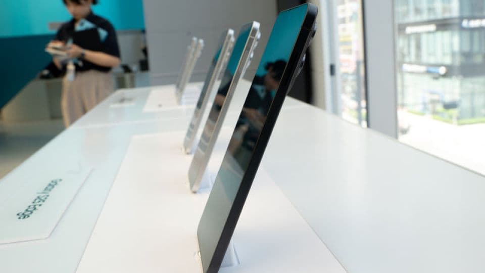 Bir elektronik mağazasında yan yana sergilenen akıllı telefonlar.