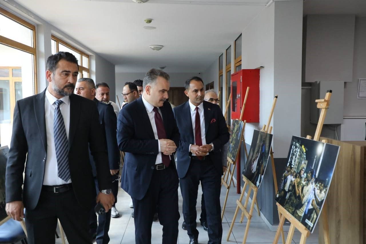 Edremit'te 15 Temmuz Demokrasi ve Milli Birlik Günü Sergisi Ziyarete Açıldı