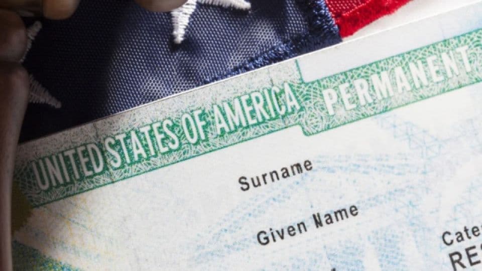 ABD Yeşil Kartı (Green Card) ve Amerikan bayrağı.