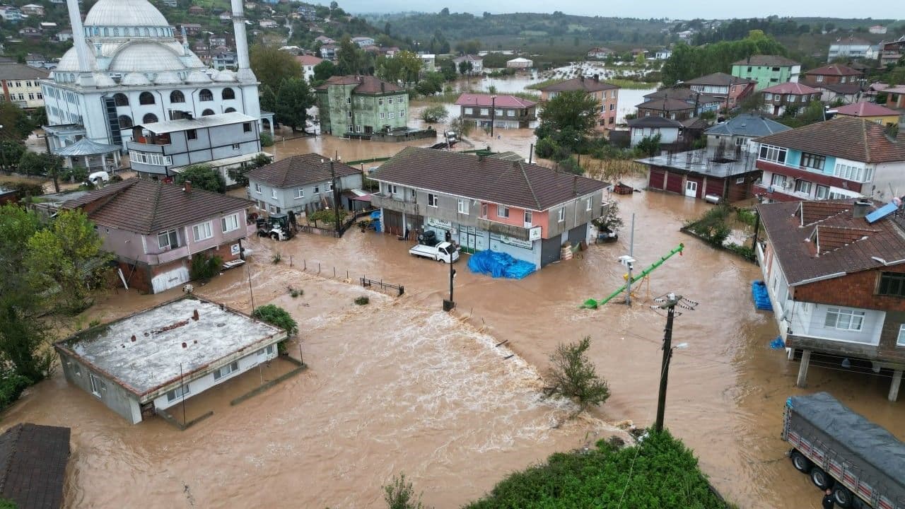 Sakarya Karasu'da sel felaketi sonrası sular altında kalan mahalle ve evler.
