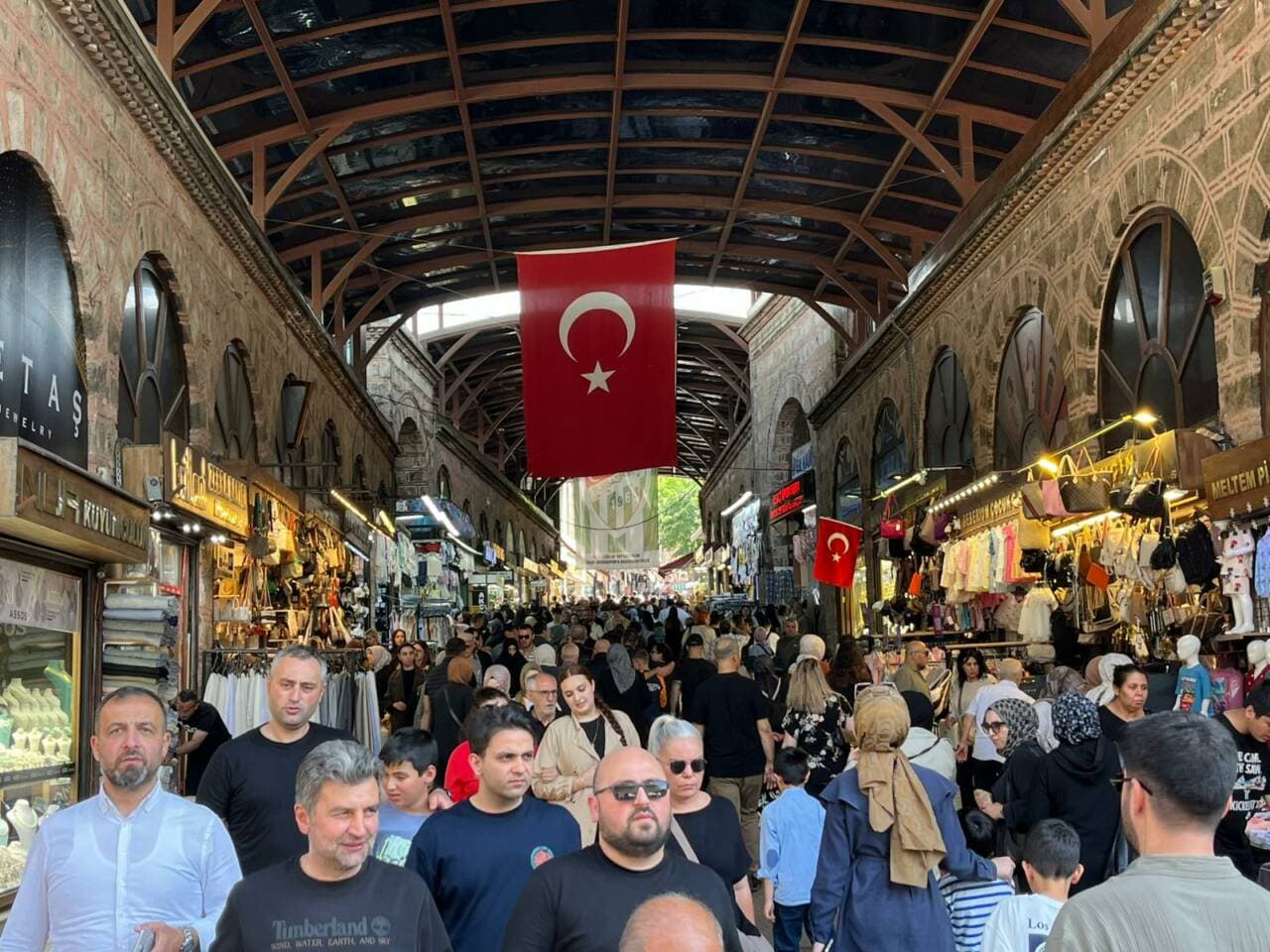 Kurban Bayramı öncesi Bursa Kapalıçarşı'da bayram alışverişi yapan kalabalık.