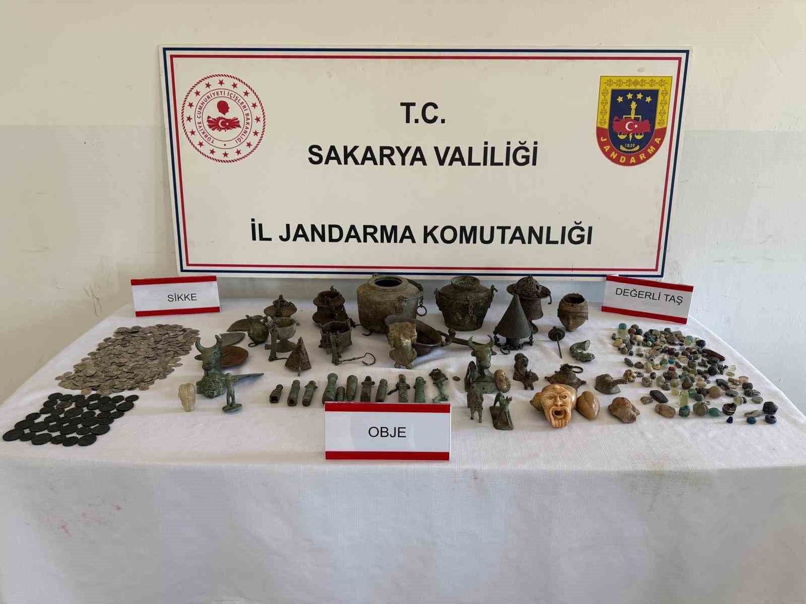 Sakarya'da Tarihi Eser Operasyonu: Evini Kaçak Müzeye Dönüştüren Şüpheli Yakalandı