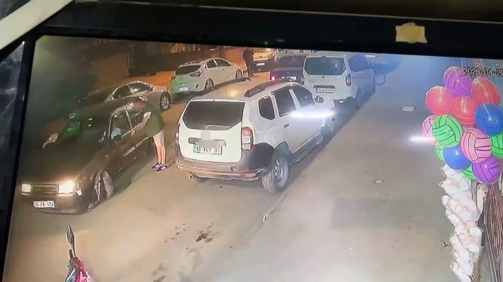 Bursa İnegöl'de kalp krizi geçiren sürücünün karıştığı trafik kazasının güvenlik kamerası görüntüsü.
