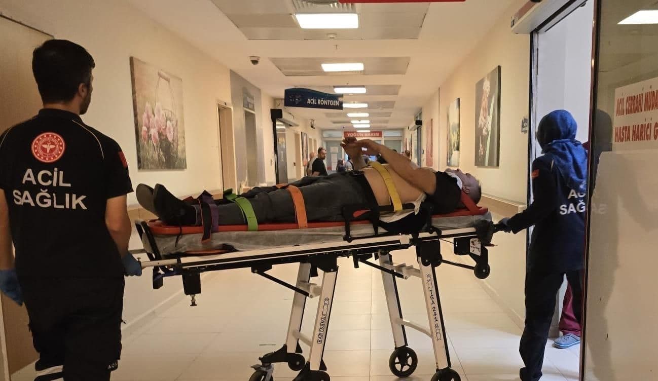 İnegöl'de trafik kazasında yaralanan sürücü Mehmet B.'nin hastaneye taşınması.