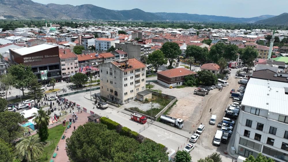 Gürsu Kent Meydanı Projesi İçin Önemli Adım: Eski PTT Binası Yıkıldı
