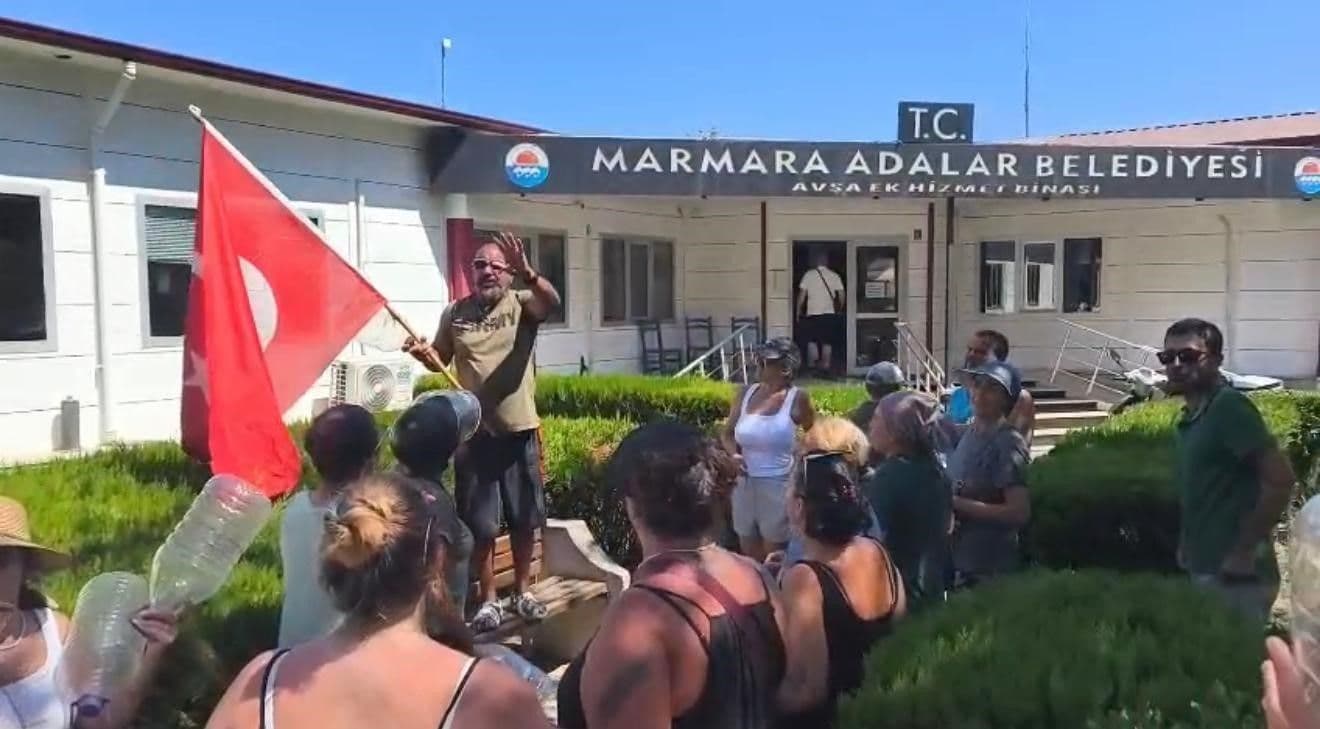 Avşa Adası'nda Su Sıkıntısı Protestosu: Vatandaşlar 'Konser Değil, Su İstiyoruz' Diyerek Tepki Gösterdi