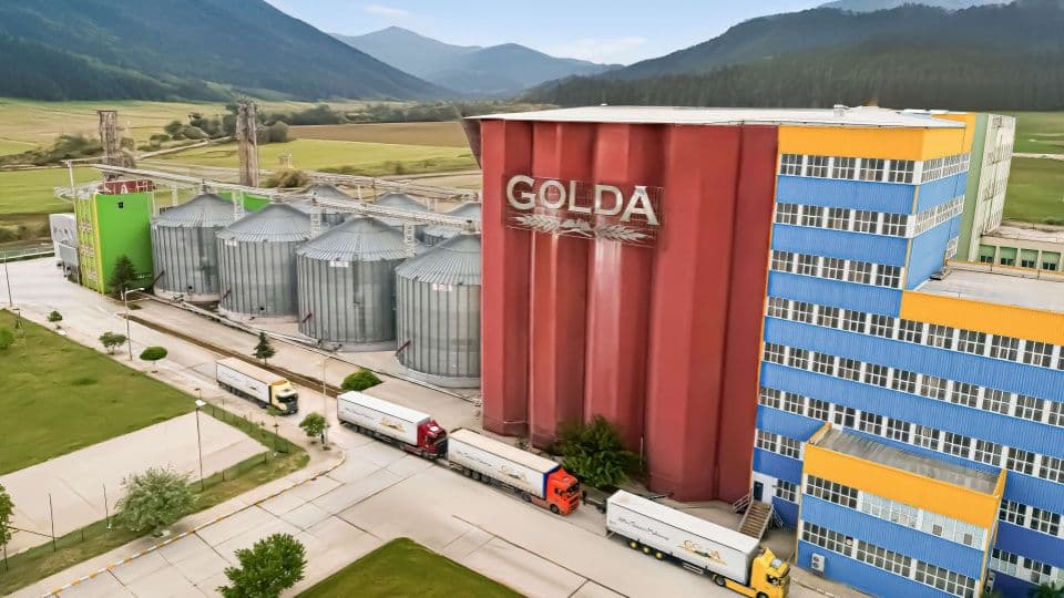 Golda Gıda'nın Karaman Kazımkarabekir'deki entegre üretim tesisi, siloları ve tırları.