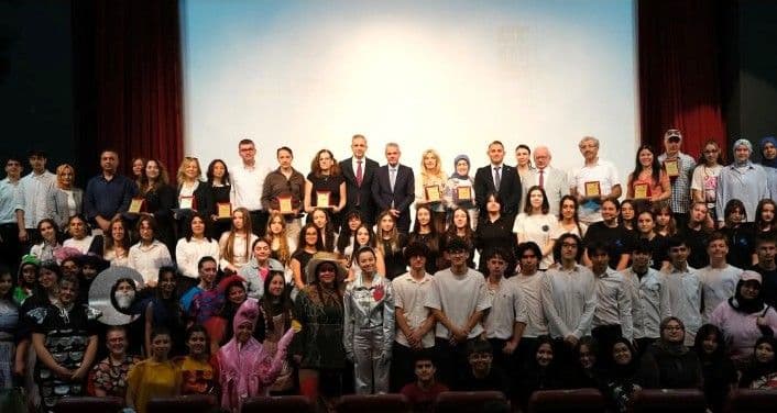 Bursa Maarif Tiyatro Öğrenci Sahnesi açılışında öğrenciler ve yetkililer sahnede.