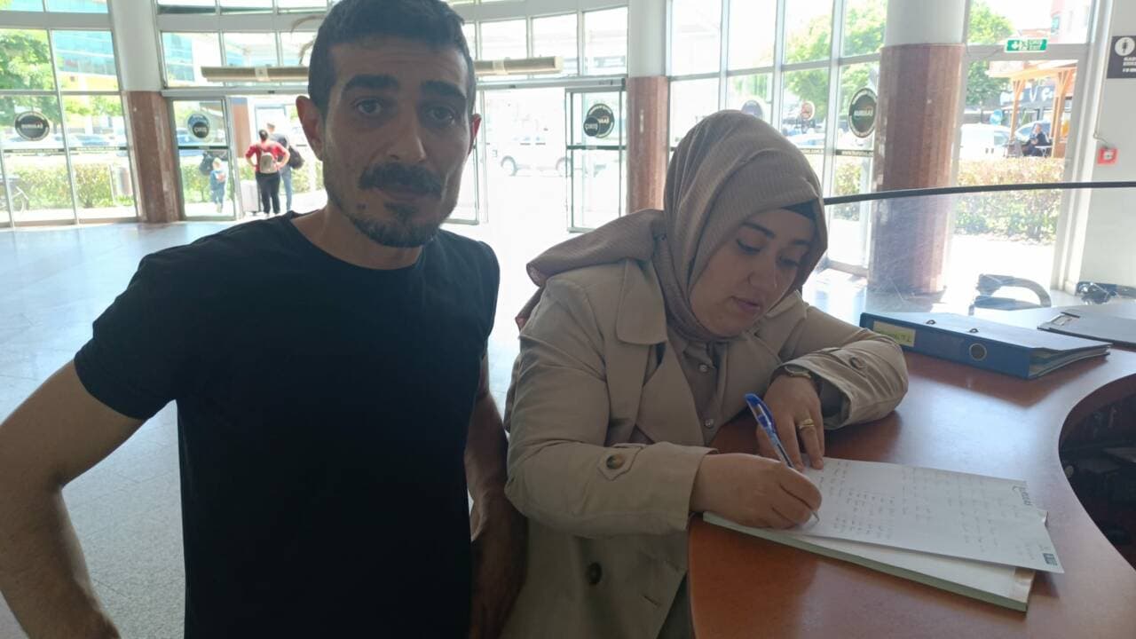 İnegöl Otogarı'nda bulunan altın dolu çantayı teslim alan karı koca